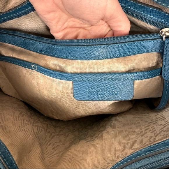 Michael Kors tote,adjustable straps,magnetic closure,xtra pockets,denim blue - Picture 7 of 8